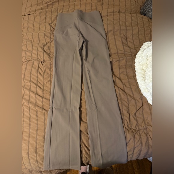 Lululemon Smooth Fit pants in color Taupetastic. Size 6. - Picture 4 of 5
